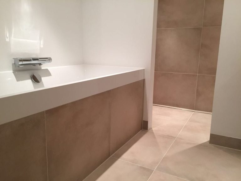 Beige betonlook tegels voor badkamer in Amsterdam Oost