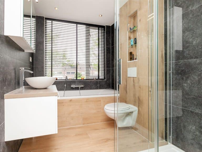 Combinatie van houtlook en natuursteenlook tegels in de badkamer