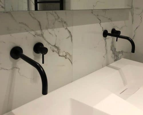 Marmerlook Tegels met Zwart Sanitair