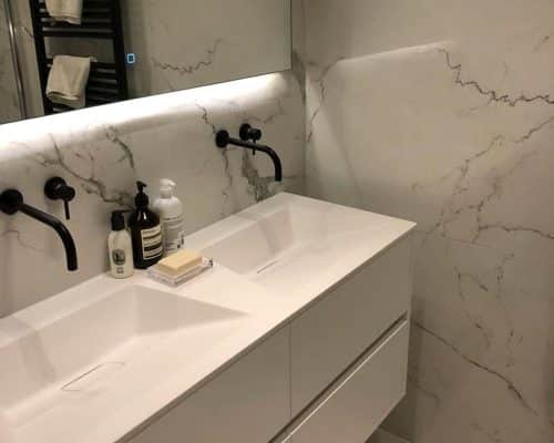 Marmerlook Tegels met Zwart Sanitair