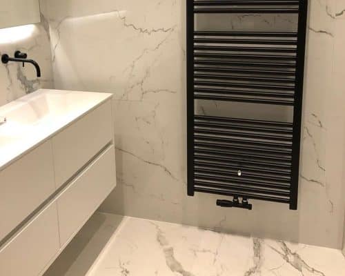 Marmerlook Tegels met Zwart Sanitair