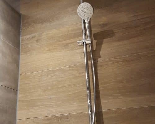 Bruine Betonlook Tegels en Houtlook Tegels in Badkamer