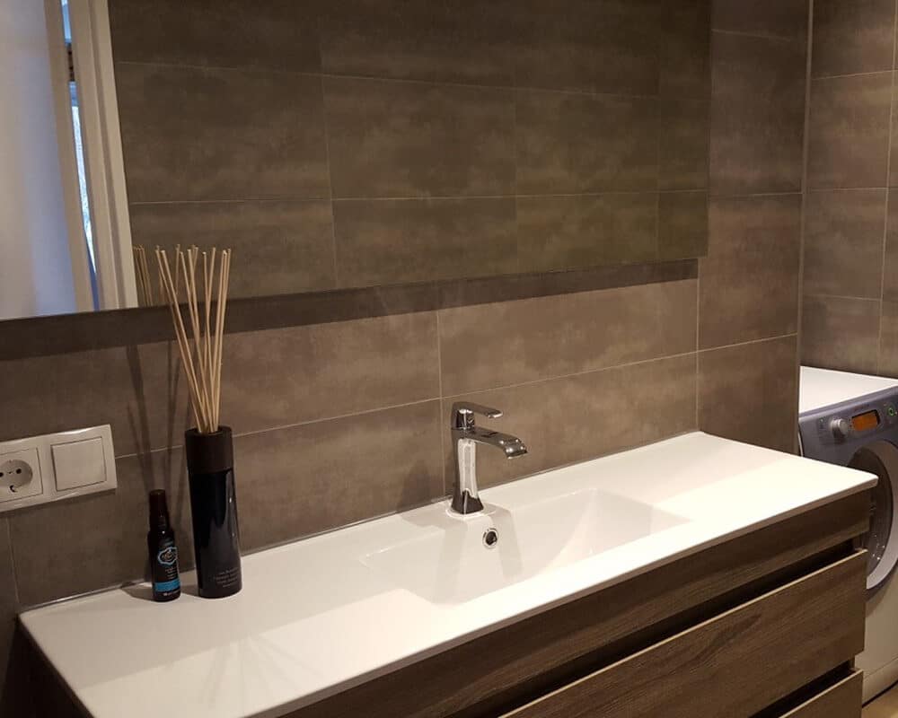 Bruine Betonlook Tegels en Houtlook Tegels in Badkamer