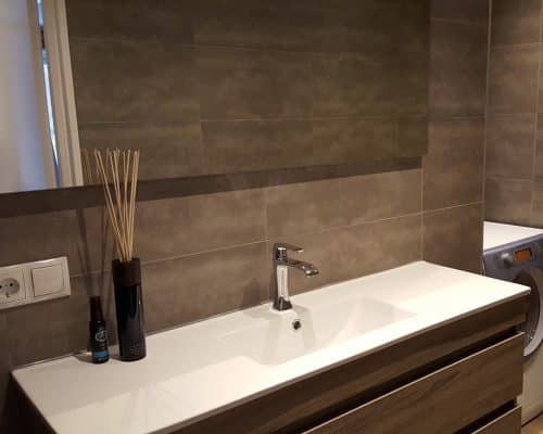 Bruine Betonlook Tegels en Houtlook Tegels in Badkamer