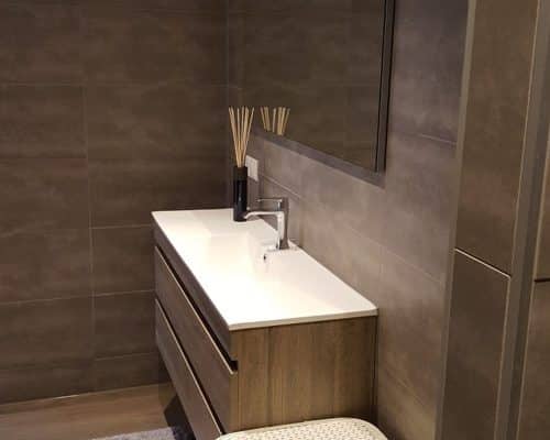 Bruine Betonlook Tegels en Houtlook Tegels in Badkamer