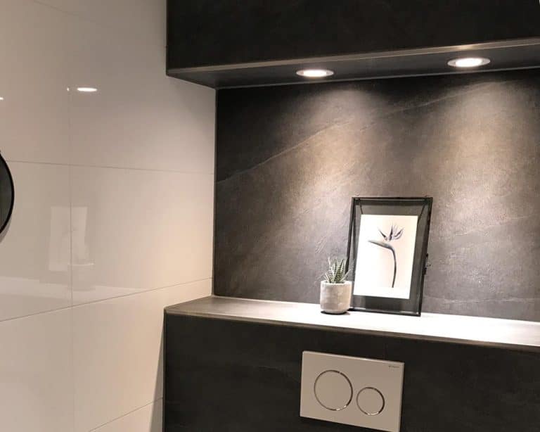 Toilet met leisteenlook tegels en witte hoogglans wandtegels