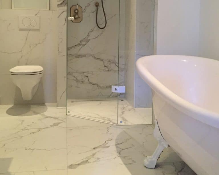 Marmerlook tegels badkamer met klassieke inrichting