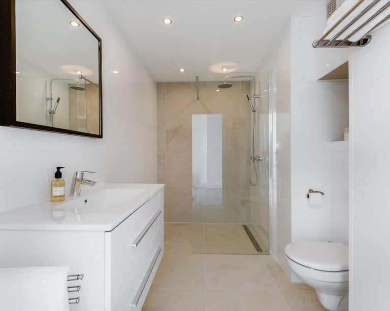 Beige leisteenlook tegels in de badkamer