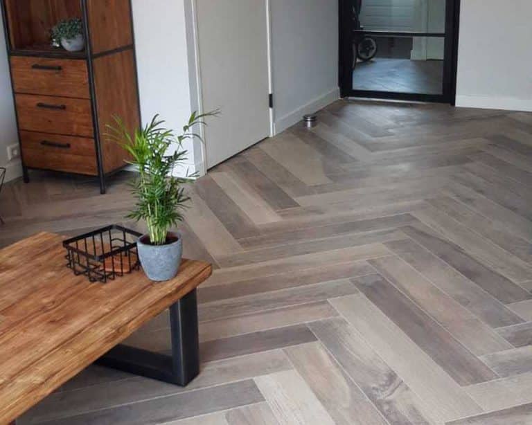 Visgraat keramisch parket in de woonkamer
