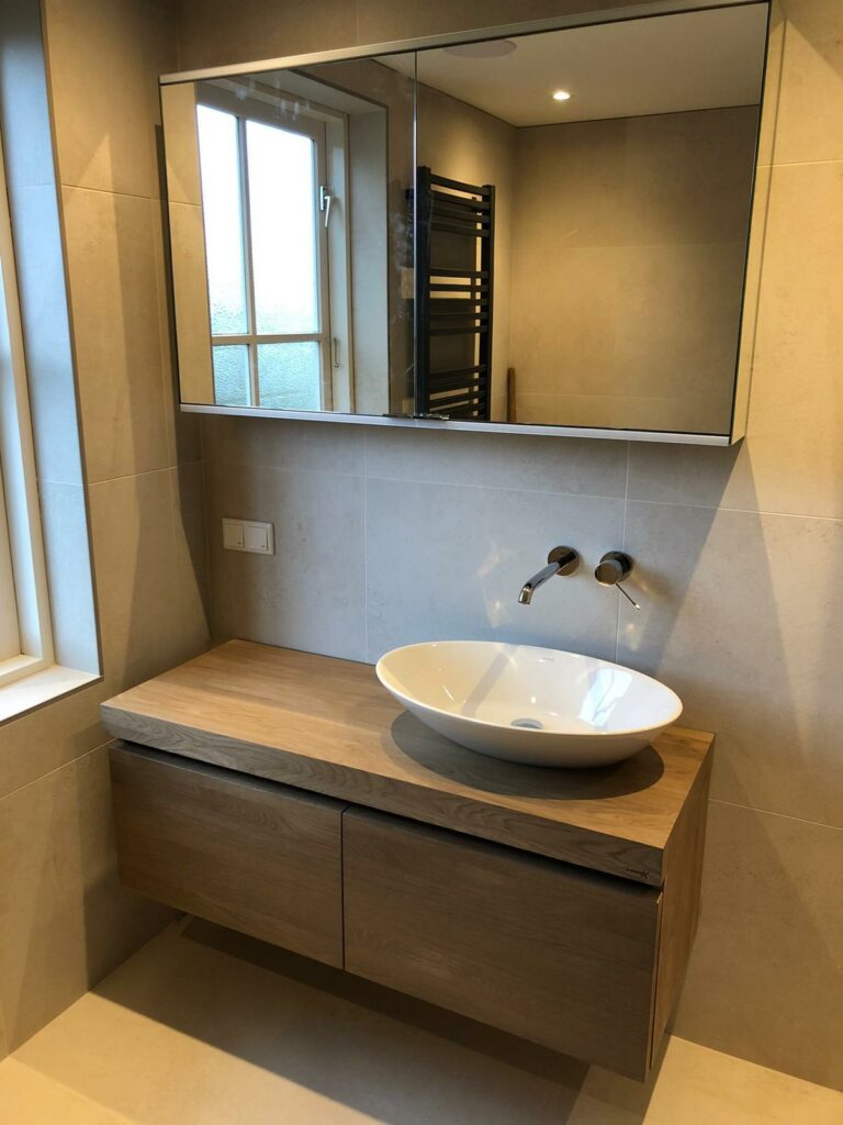 Badkamer renovatie met porto rotondo en glasmozaïek