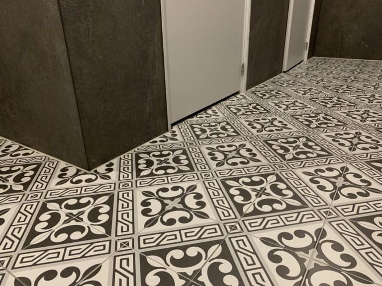 Patroontegels met groot formaat wandtegels in onze showroom