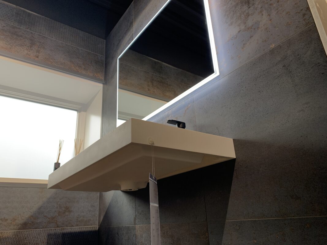 Metallook tegels badkamer