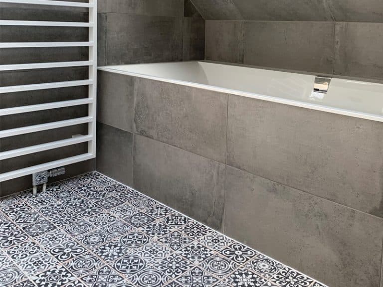 Portugese tegels met betonlook wandtegels in de badkamer