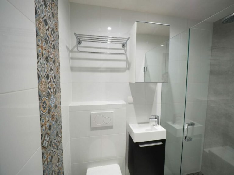 Badkamer met betonlook vloertegels en Portugese wandtegels