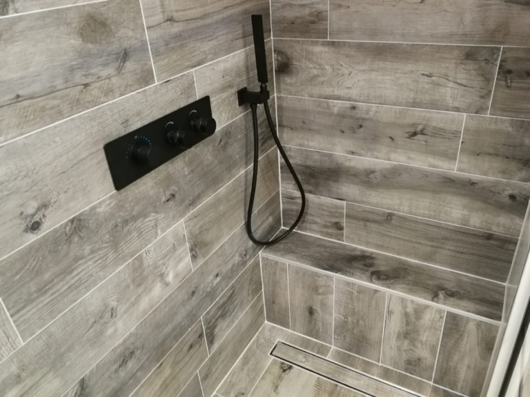 Donkerbruin keramisch parket in de badkamer