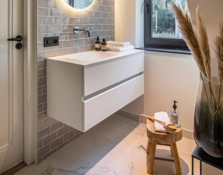 Marmerlook tegels en handvorm zelliges in de badkamer