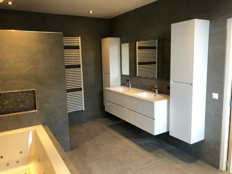 Leisteenlook tegels en mozaïek strip in de badkamer