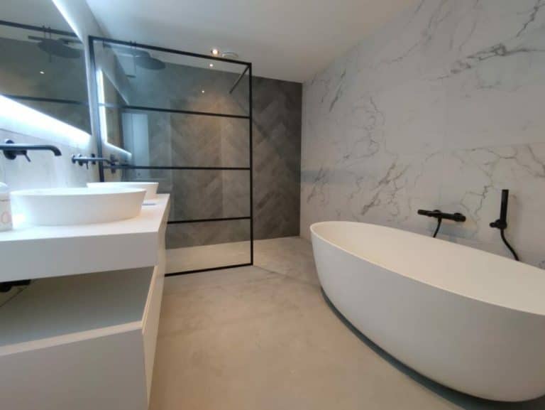 Marmerlook tegels en betonlook visgraat tegels in de badkamer