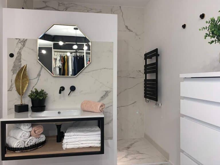Marmerlook wandtegels en PVC in de badkamer