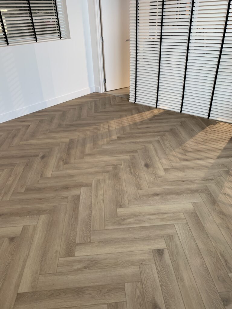 Nieuwe visgraat PVC-vloer in onze showroom