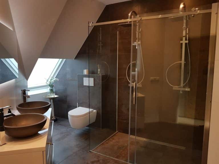 Bruine roestlook tegels in de badkamer