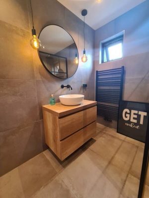 Badkamer betonlook tegels