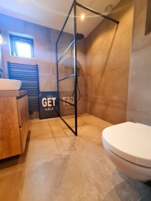 Badkamer betonlook vloertegels wandtegels