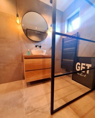Badkamer betonlook wandtegels