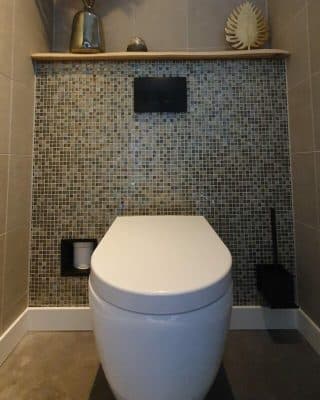 Wc met mozaiek tegels