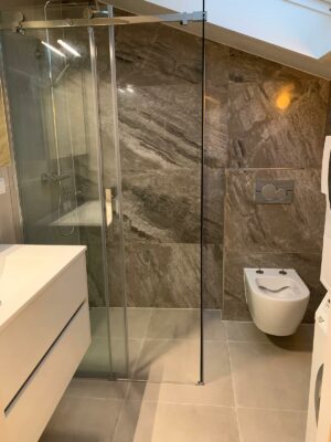 Beige marmerlook betonlook tegels badkamer