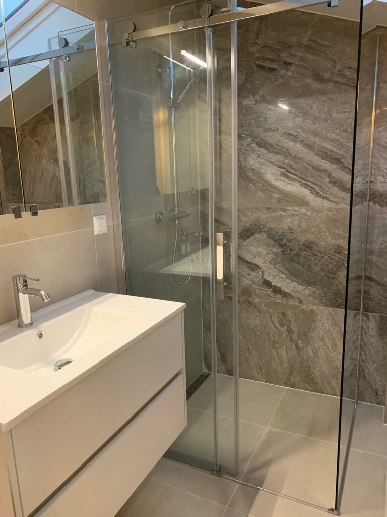 Beige marmerlook en betonlook tegels in de badkamer
