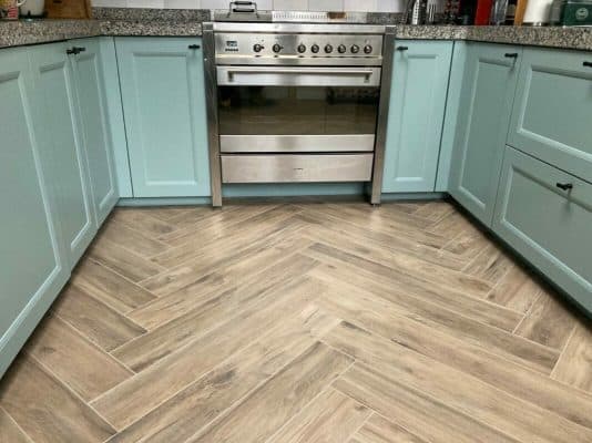 Houtlook visgraat tegels in de keuken - 15x90 visgraat tegels inclusief tegelzetwerk - Antique Rovere