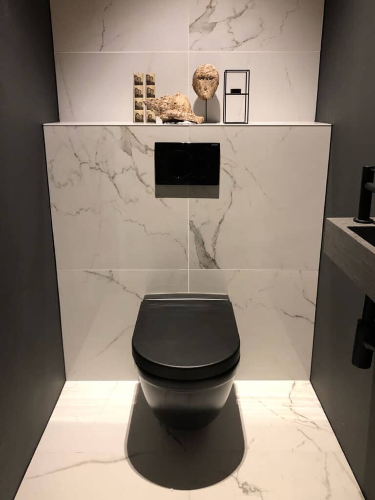 Calacatta marmerlook tegels in het toilet
