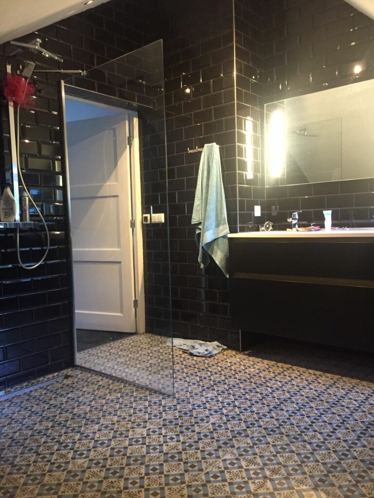 Vintage badkamer met Portugese en metro tegels