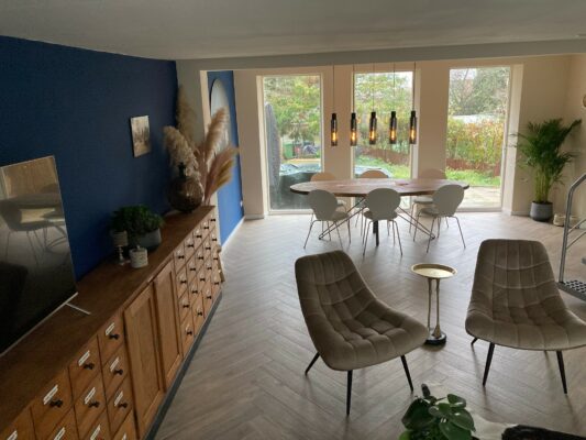 Woonkamer met keramische visgraat tegels 15x90