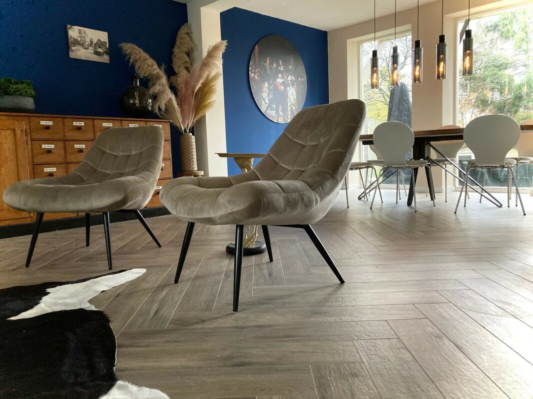 Woonkamer met keramische visgraat tegels 15x90