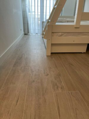 Licht Eiken Houtlook tegels 200x26 cm in de hal