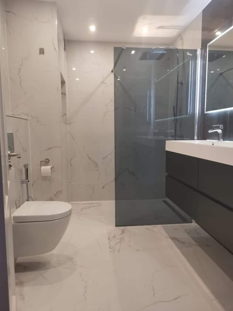 Badkamer met marmerlook vloer- en wandtegels