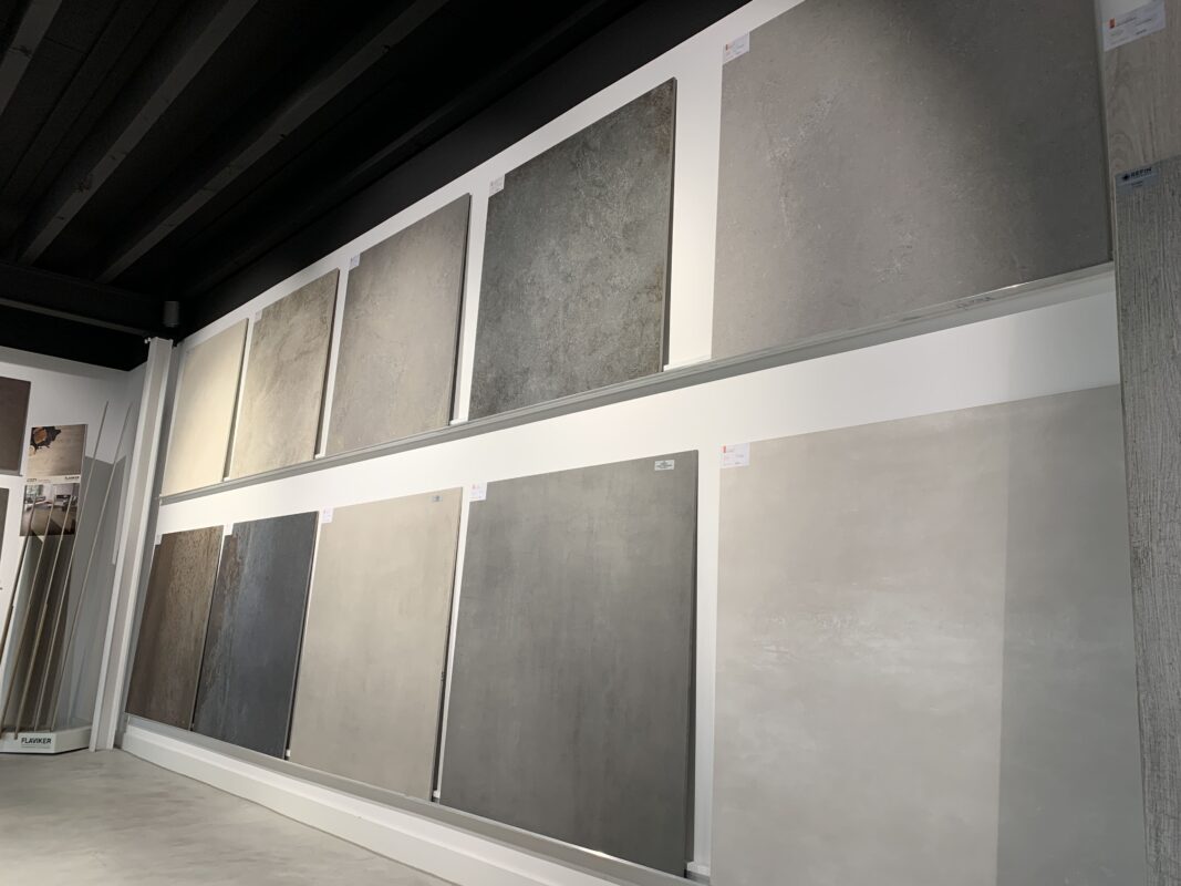 Betonlook vloertegels showroom