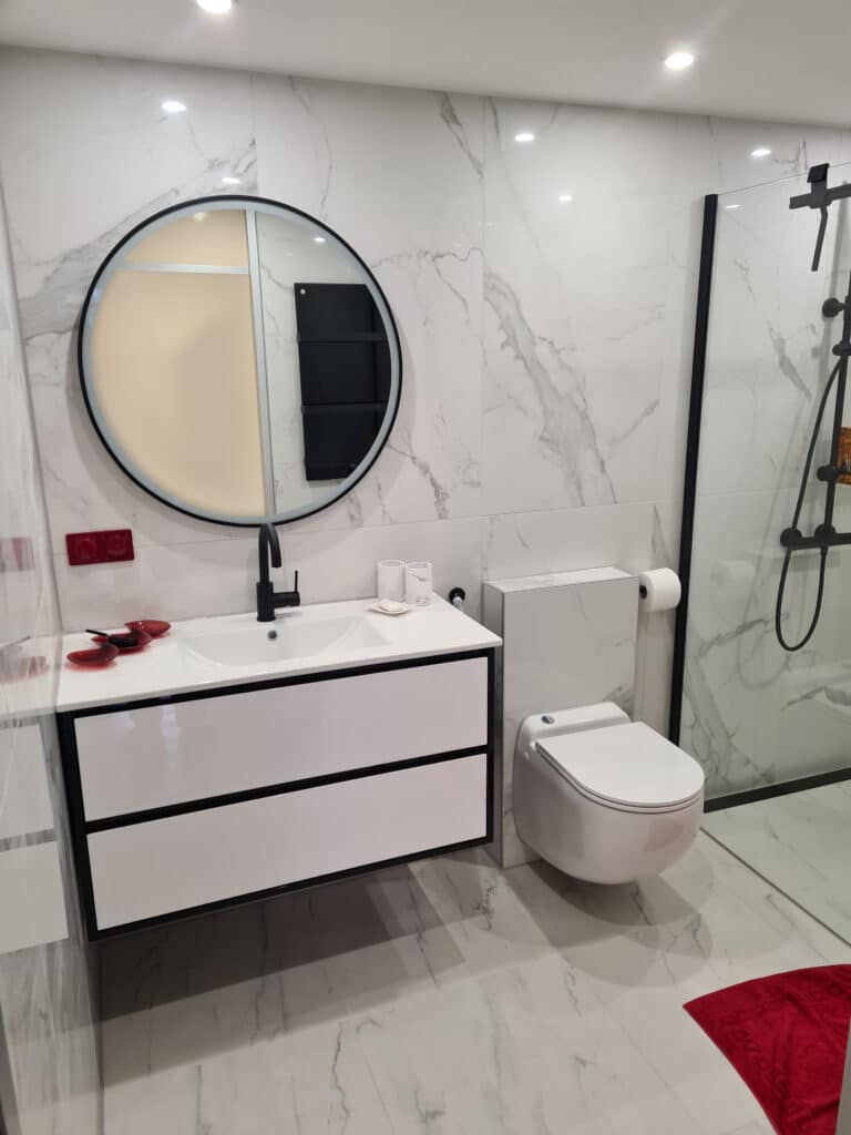 Marmerlook badkamer met uniek legpatroon
