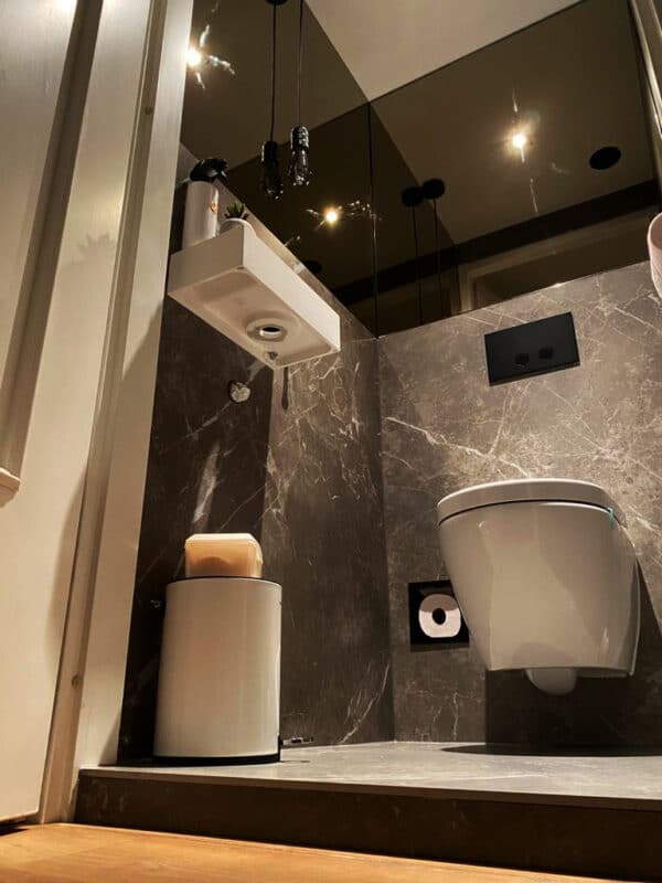 Toilet met marmerlook tegels