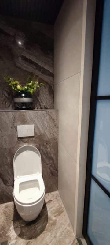 Betonlook en Marmerlook tegels toilet