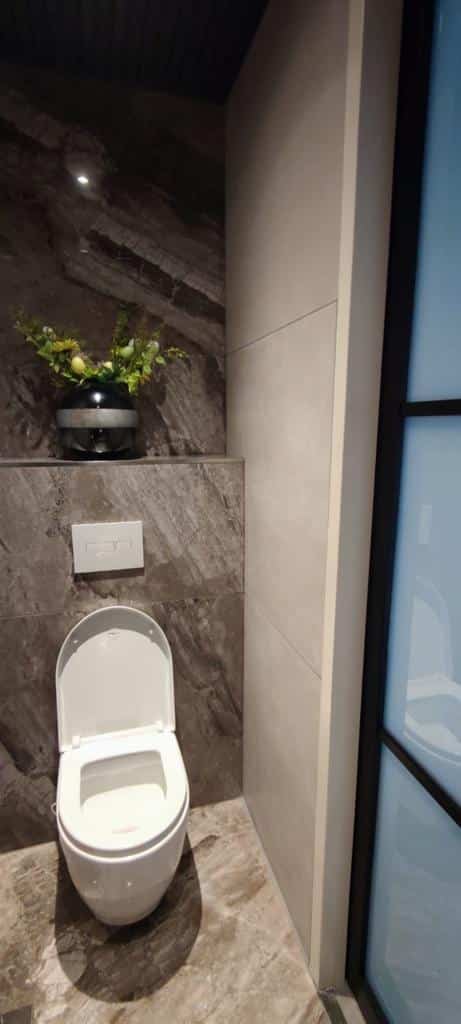 Wc met marmerlook en betonlook tegels