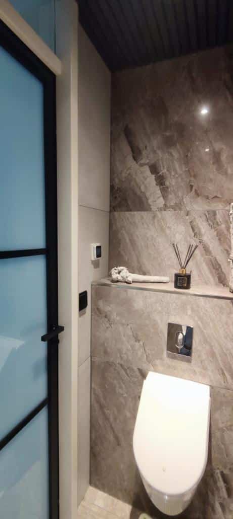 Grijze Betonlook en Bruine Marmerlook tegels toilet