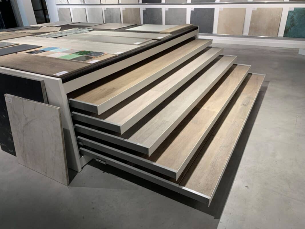 Houtlook tegels patroon showroom