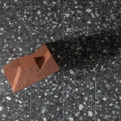 Terrazzo Tegels 18,6x18,6 - Confetti Zwart Blauw Sfeer