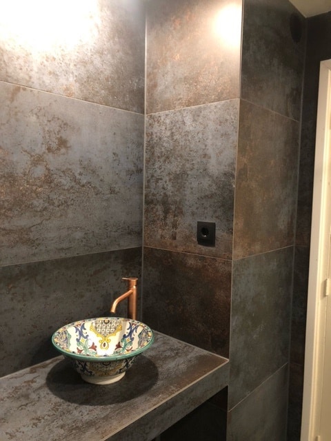 Metallook tegels badkamer