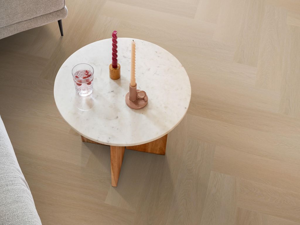 PVC - Ambiant Spigato Estino Visgraat Natural Oak 77x15,4 in een interieur, sfeerfoto 1