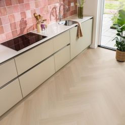 PVC - Ambiant Spigato Estino Visgraat Natural Oak 77x15,4 in een interieur, sfeerfoto 3