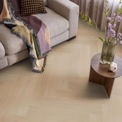 PVC - Ambiant Spigato Estino Visgraat Natural Oak 77x15,4 in een interieur, sfeerfoto 4